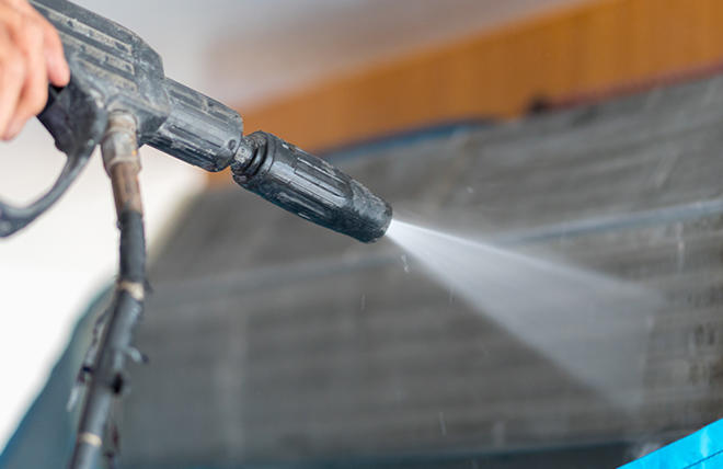 À Trois-Rivières, équipement spécialisé pour l'entretien de thermopompes.